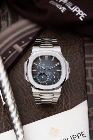 Patek Philippe Nautilus 5712/1A-001 Moon Phases Stainless Steel Blue Dial (2022) — foto 11