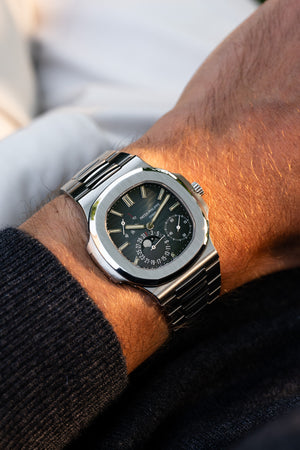 Patek Philippe Nautilus 5712/1A-001 Moon Phases Stainless Steel Blue Dial (2022) — foto 12