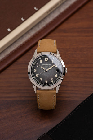 Patek Philippe Calatrava 5226G-001 White Gold Charcoal Dial Date (2024) — foto 11