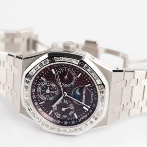 Audemars Piguet Royal Oak Perpetual Calendar 26598BC.ZZ.1220BC.01 'Qatar Edition' White Gold Burgundy Dial Diamond Bezel (2025) — foto 10
