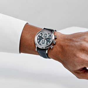 Patek Philippe Complications 5924G-001 Calatrava 'Pilot' Travel Time Flyback Chronograph White Gold Blue-Gray Dial (2025) — foto 2