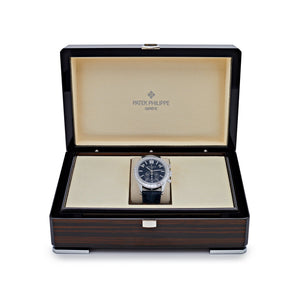 Patek Philippe Complications 5961P-001 Annual Calendar Platinum Blue Diamond Baguette Dial Diamond Baguette Bezel (2023) — foto 9