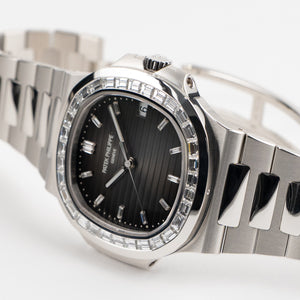Patek Philippe Nautilus 5711/110P-001 Platinum Grey Diamond Baguette Dial Diamond Baguette Bezel — foto 6