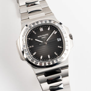 Patek Philippe Nautilus 5711/110P-001 Platinum Grey Diamond Baguette Dial Diamond Baguette Bezel — foto 5