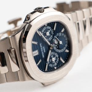 Patek Philippe Nautilus 5740/1G-001 Perpetual Calendar Moon Phases (2025) — foto 7