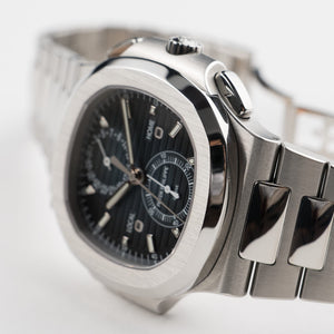 Patek Philippe Nautilus 5990/1A-011 'Travel Time' Flyback Chronograph Stainless Steel Blue Dial (2024) — foto 9