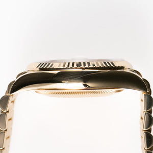 Rolex Day-Date 36 128238 Yellow Gold White Mother of Pearl Diamond Dial (2026) — foto 9
