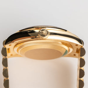 Rolex Day-Date 36 128348RBR Yellow Gold Green Malachite Diamond Roman Numerals Dial Diamond Bezel (2021) — foto 10