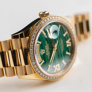Rolex Day-Date 36 128348RBR Yellow Gold Green Malachite Diamond Roman Numerals Dial Diamond Bezel (2021) — foto 7