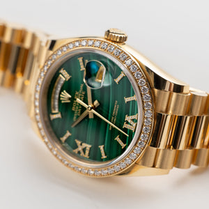 Rolex Day-Date 36 128348RBR Yellow Gold Green Malachite Diamond Roman Numerals Dial Diamond Bezel (2021) — foto 6