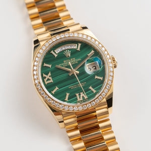 Rolex Day-Date 36 128348RBR Yellow Gold Green Malachite Diamond Roman Numerals Dial Diamond Bezel (2021) — foto 5
