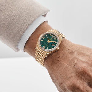 Rolex Day-Date 36 128348RBR Yellow Gold Green Malachite Diamond Roman Numerals Dial Diamond Bezel (2021) — foto 2