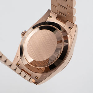 Rolex Day-Date 40 228235 Rose Gold Chocolate Diamond Baguette Dial (2026) — foto 10