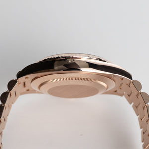 Rolex Day-Date 40 228235 Rose Gold Chocolate Diamond Baguette Dial (2026) — foto 9