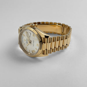 Rolex Day-Date 40 228238 Yellow Gold Silver Roman Numerals Dial (2026) — foto 5