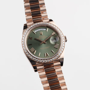 Rolex Day-Date 40 228345RBR Rose Gold Olive Green Roman Numerals Dial Diamond Bezel (2021) — foto 5