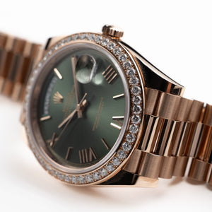 Rolex Day-Date 40 228345RBR Rose Gold Olive Green Roman Numerals Dial Diamond Bezel (2021) — foto 6